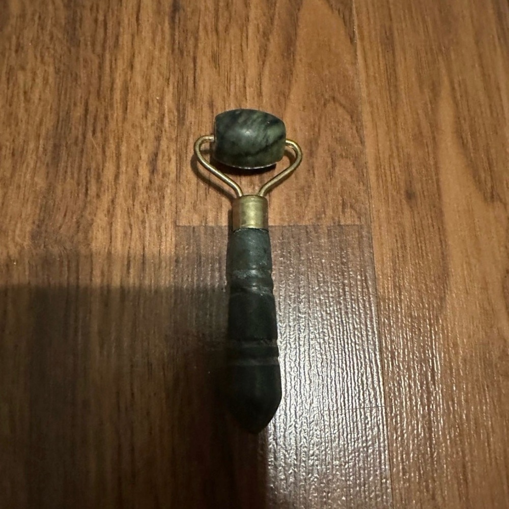 Black and Gold Facial Roller
